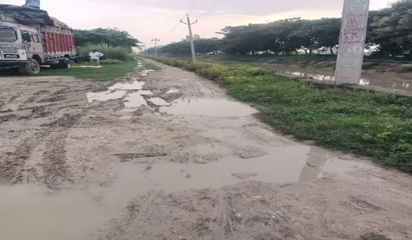 अम्बेडकरनगर के मुस्तफाबाद का एकमात्र मुख्य मार्ग बदहाल, स्कूली बच्चे परेशान